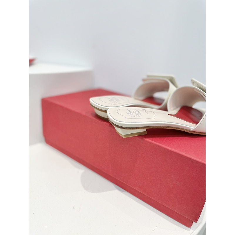 roger u1u1e covered patent leather buckle mules white