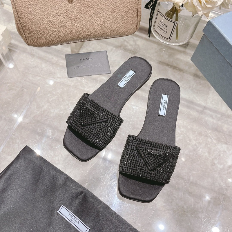 pra*a Di*m*nd slides black