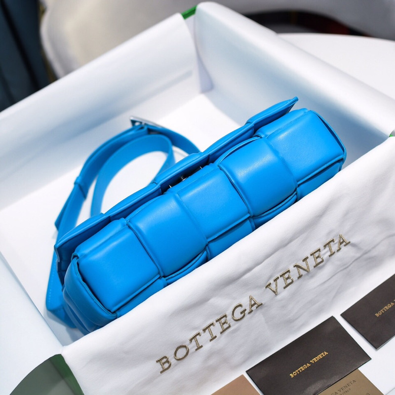 Bo*te*ga ve*ne*ta padded cassette bag blaster/silver light blue