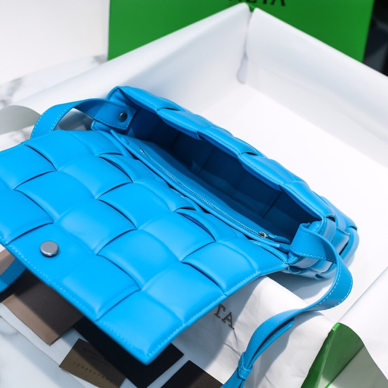 Bo*te*ga ve*ne*ta padded cassette bag blaster/silver light blue