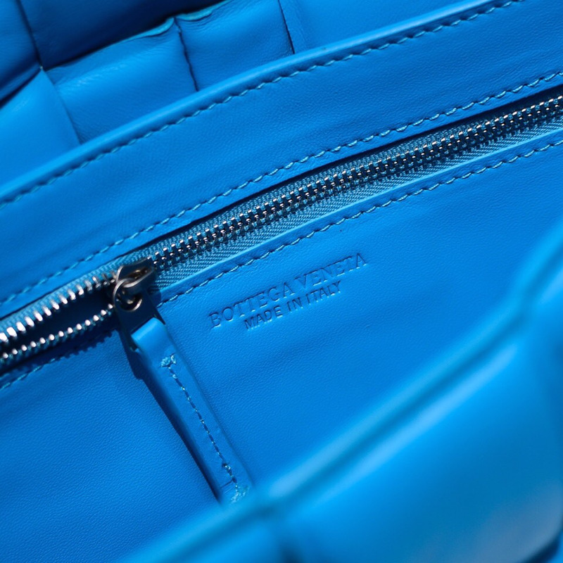 Bo*te*ga ve*ne*ta padded cassette bag blaster/silver light blue