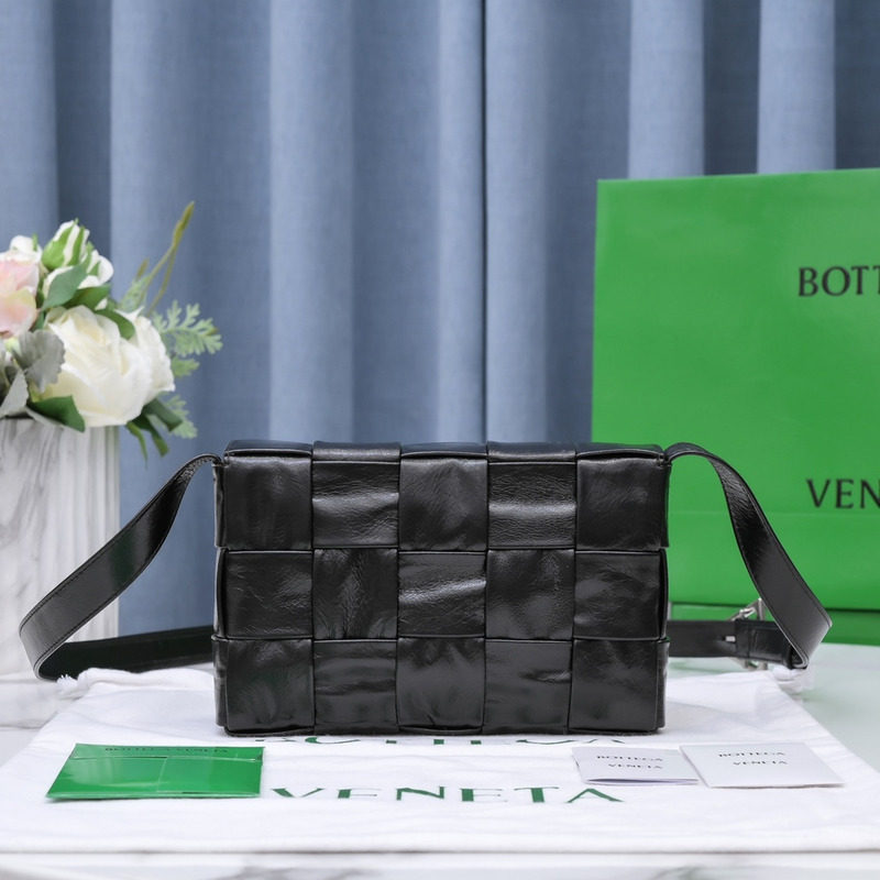 Bo*te*ga ve*ne*ta Bo*te*ga ve*ne*ta intrecciato paper cassette leather shoulder bag black