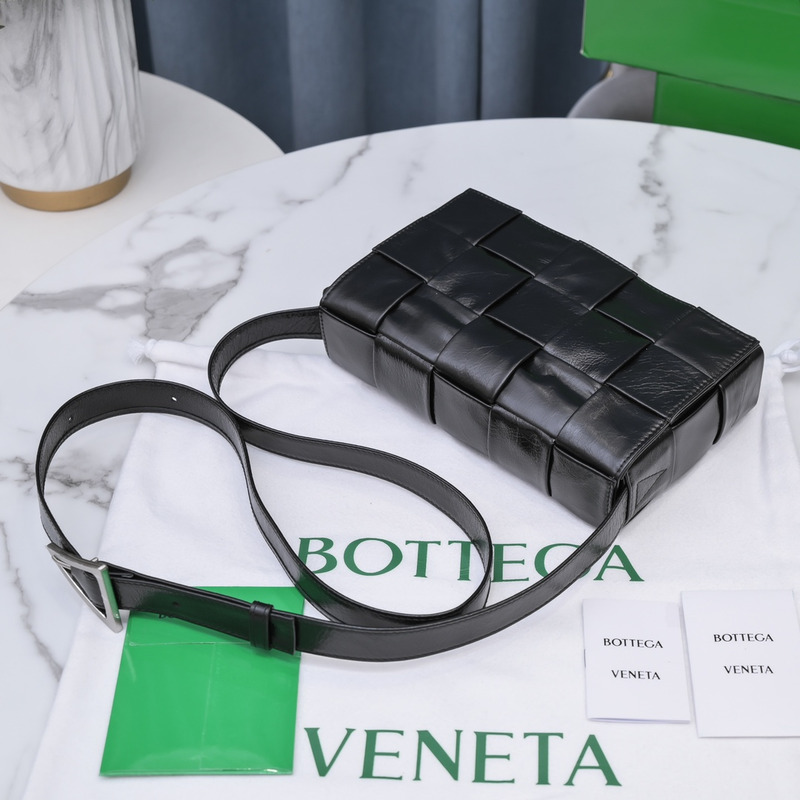 Bo*te*ga ve*ne*ta Bo*te*ga ve*ne*ta intrecciato paper cassette leather shoulder bag black