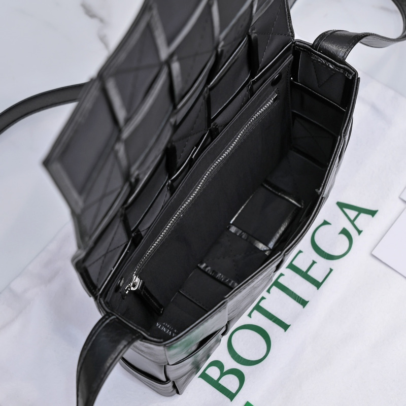 Bo*te*ga ve*ne*ta Bo*te*ga ve*ne*ta intrecciato paper cassette leather shoulder bag black