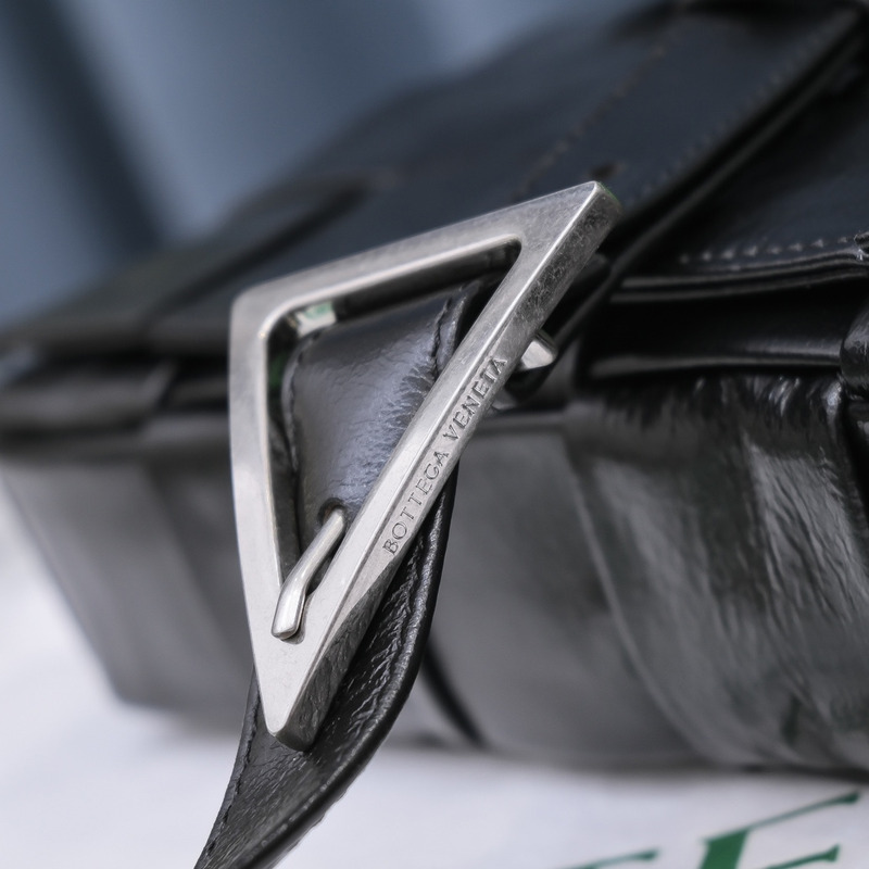 Bo*te*ga ve*ne*ta Bo*te*ga ve*ne*ta intrecciato paper cassette leather shoulder bag black