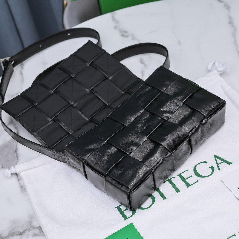 Bo*te*ga ve*ne*ta Bo*te*ga ve*ne*ta intrecciato paper cassette leather shoulder bag black