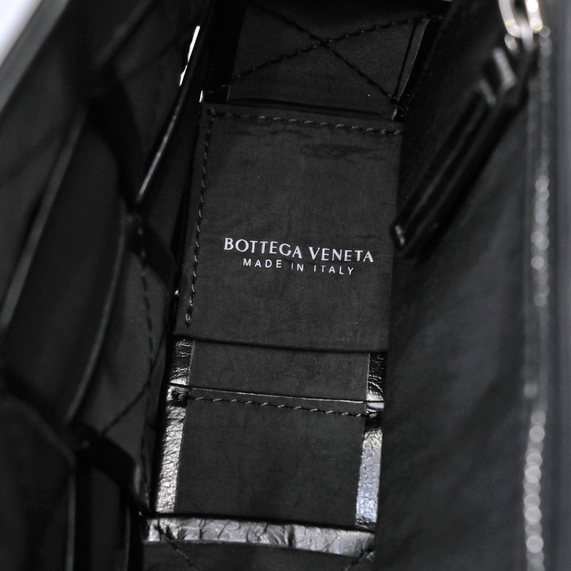 Bo*te*ga ve*ne*ta Bo*te*ga ve*ne*ta intrecciato paper cassette leather shoulder bag black