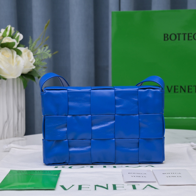 Bo*te*ga ve*ne*ta Bo*te*ga ve*ne*ta intrecciato paper cassette leather shoulder bag blue