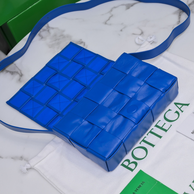 Bo*te*ga ve*ne*ta Bo*te*ga ve*ne*ta intrecciato paper cassette leather shoulder bag blue