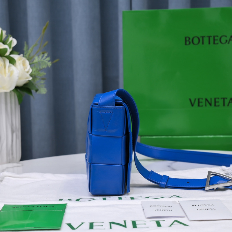 Bo*te*ga ve*ne*ta Bo*te*ga ve*ne*ta intrecciato paper cassette leather shoulder bag blue