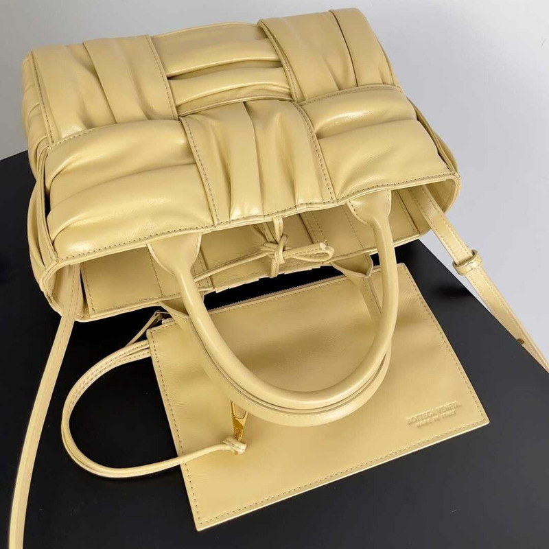 Bo*te*ga ve*ne*ta mini arco tote oatmeal
