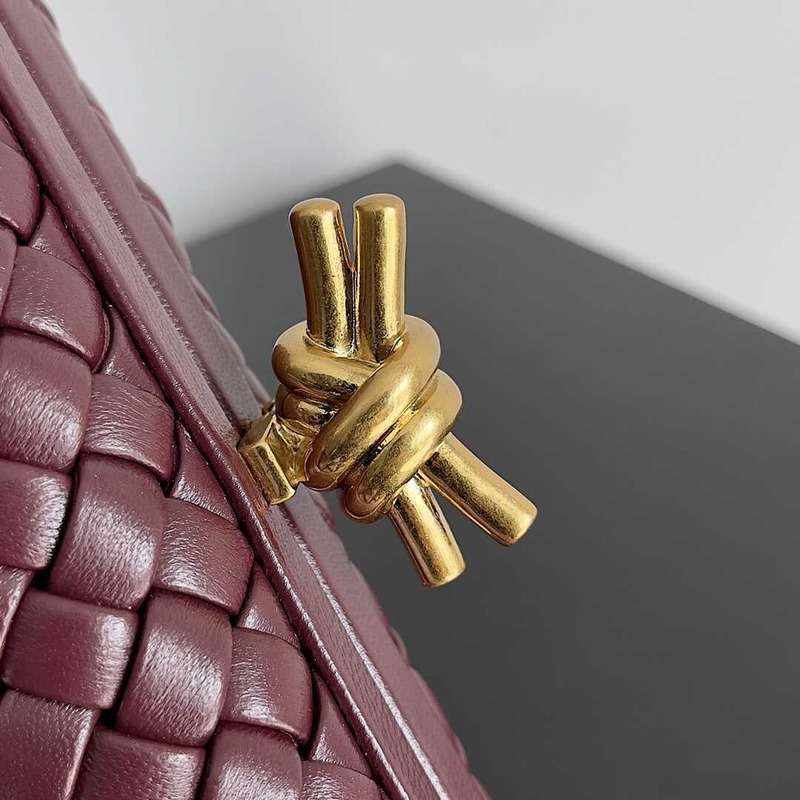 Bo*te*ga ve*ne*ta knot leather clutch dark red