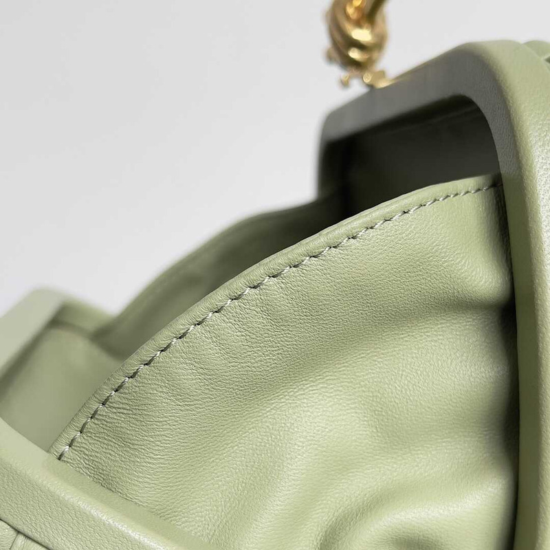 Bo*te*ga ve*ne*ta knot leather clutch light green