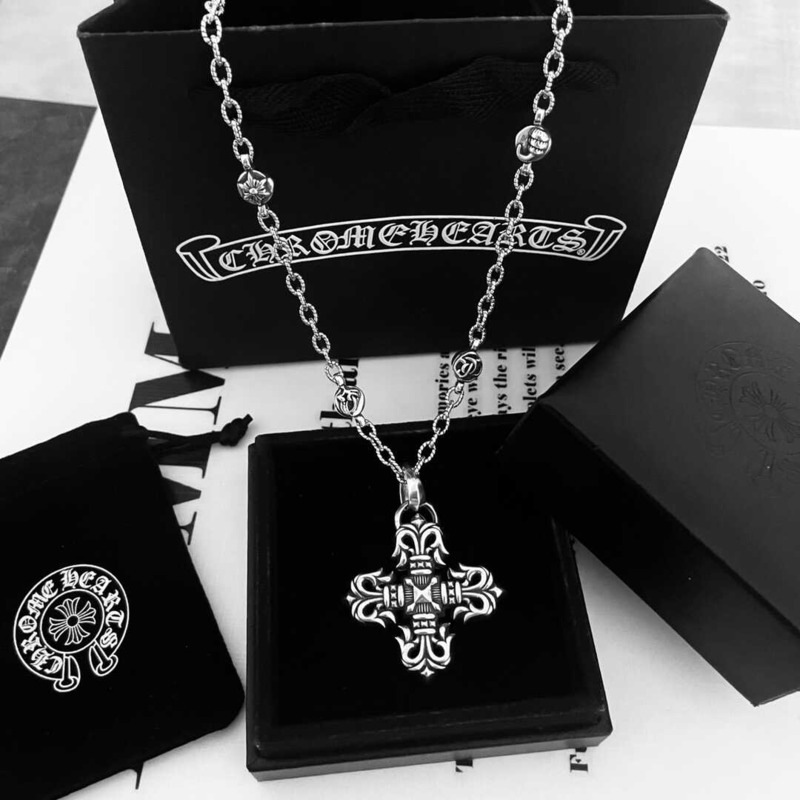 Ch*0me heart short cross necklace