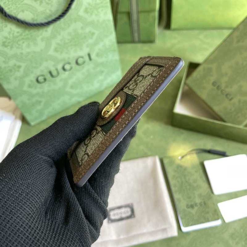 G*u*i card pouch