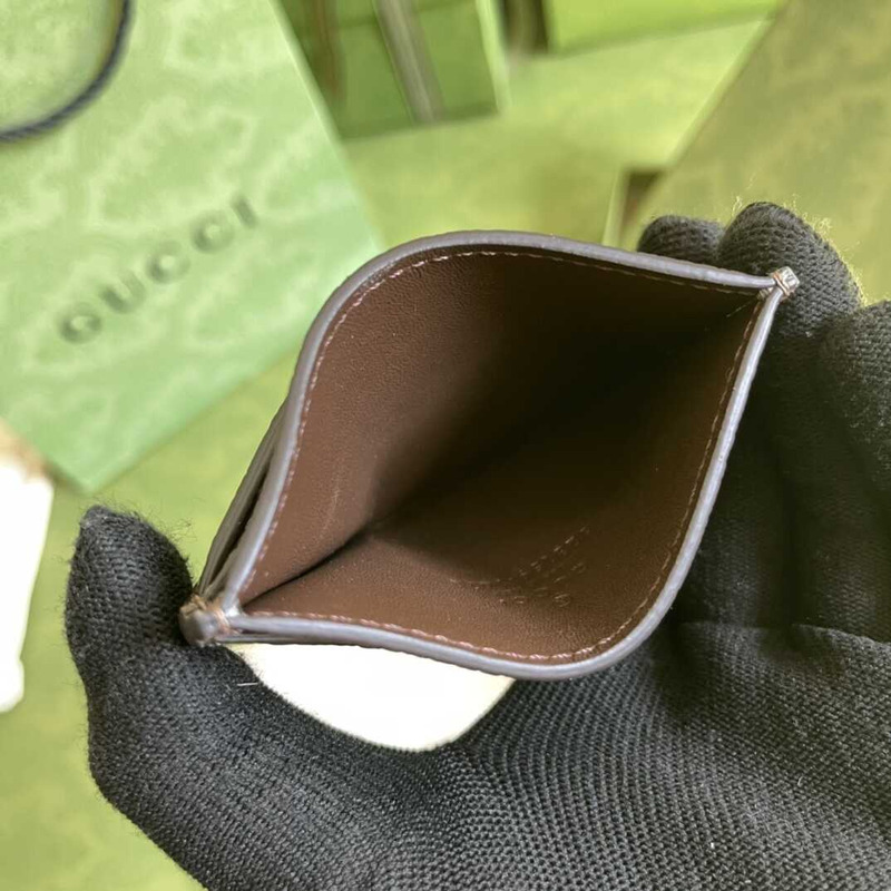 G*u*i card pouch