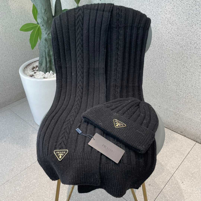 Pra*a knitted cap and scarf black