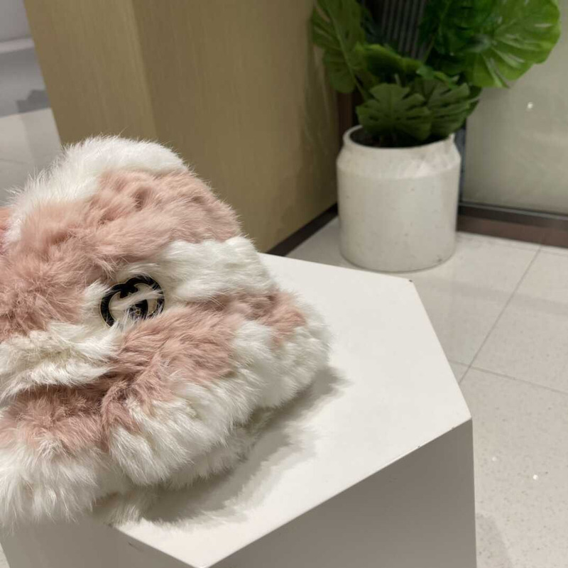 G*u*i gg fur bucket hat white&pink