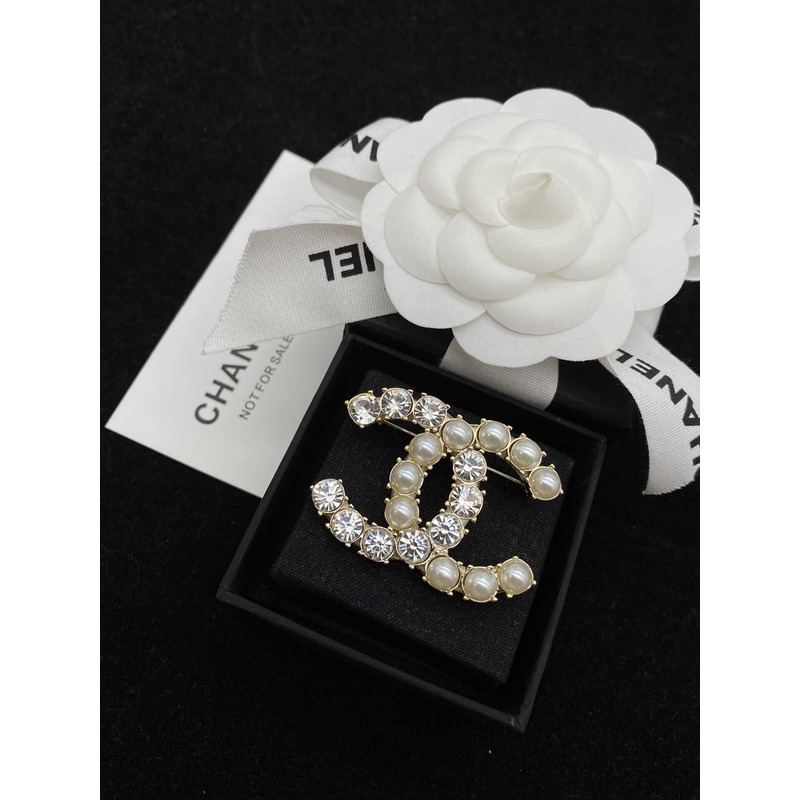 ch*el cc pearls Di*m*nds brooch