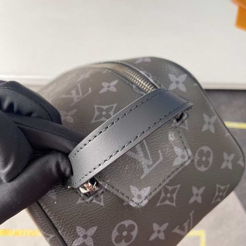 l**is V*t*n dopp kit toiletry bag