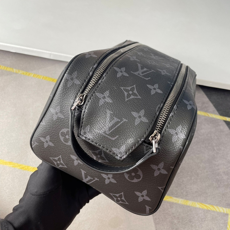 l**is V*t*n dopp kit toiletry bag