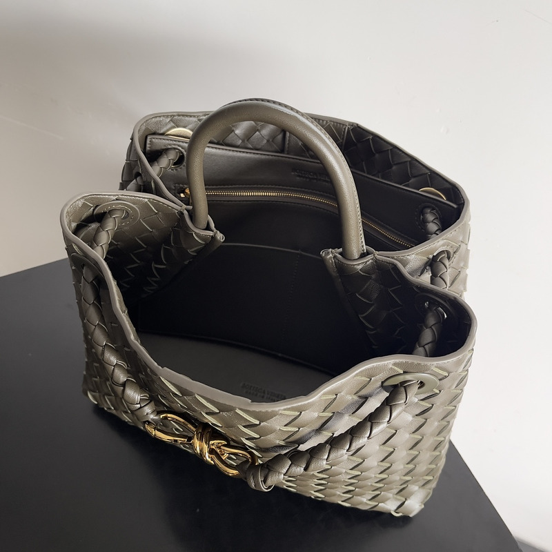 Bo*te*ga ve*ne*ta andiamo medium leather tote khaki