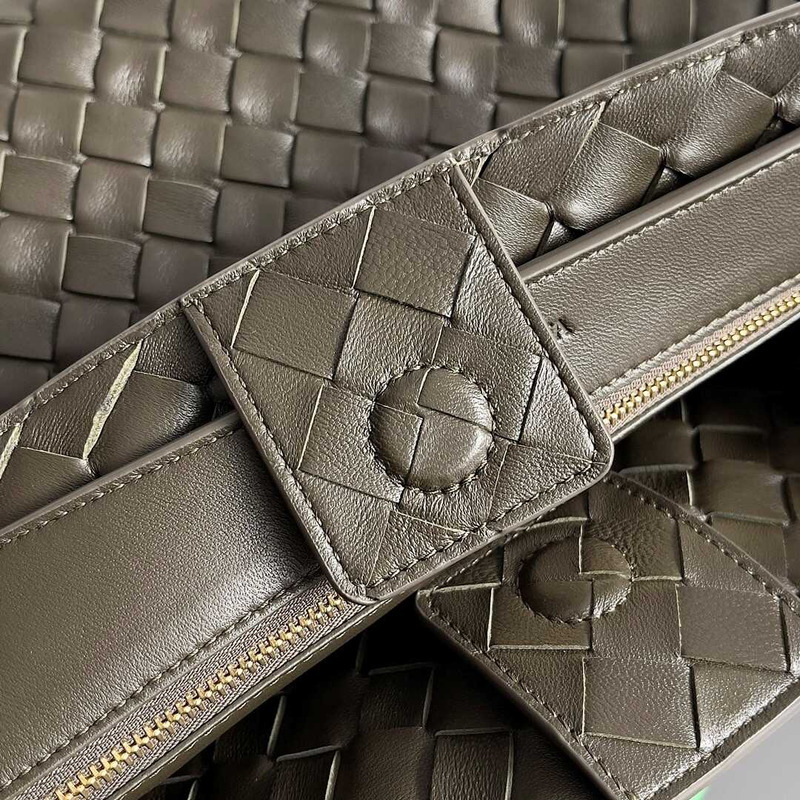Bo*te*ga ve*ne*ta andiamo intrecciato leather tote dark green
