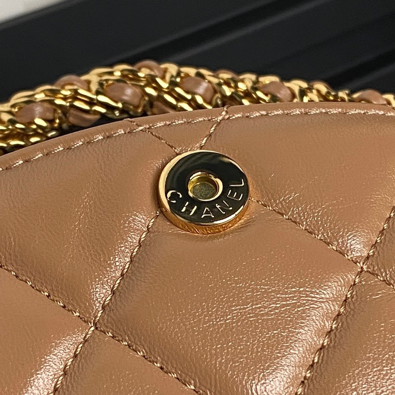 Ch*el clutch with chain shiny lambskin & gold-tone metal in milky tea