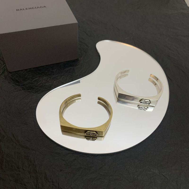 Ba*len*cia*ga cuff bracelet