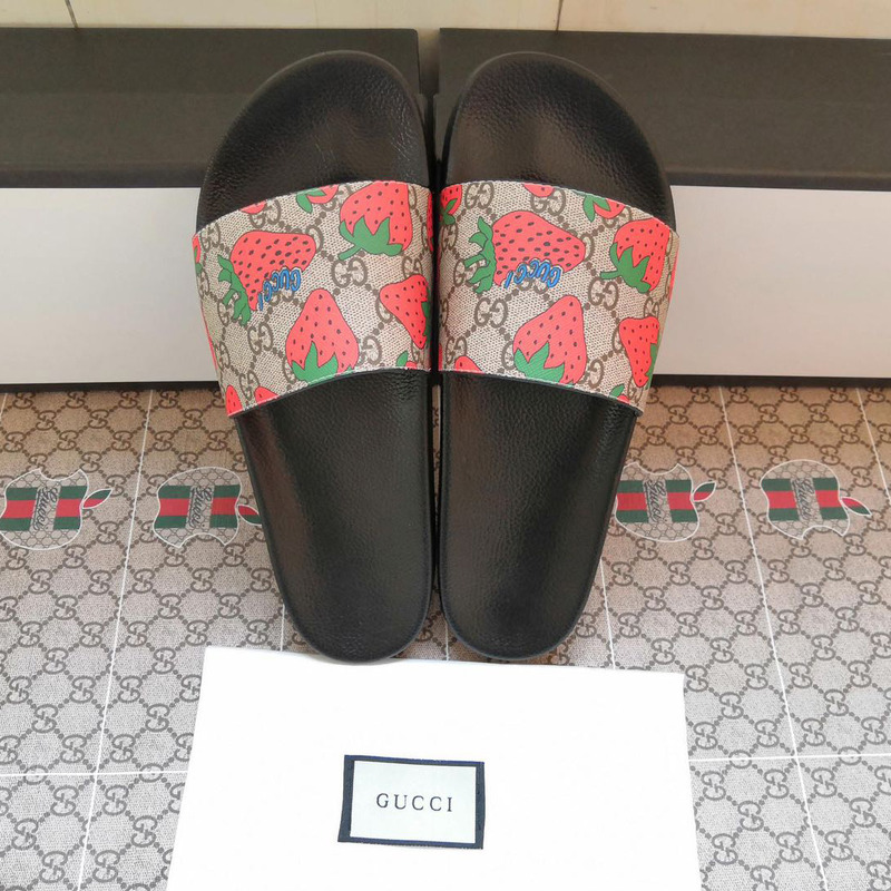 G*u*i strawberry slide sandal
