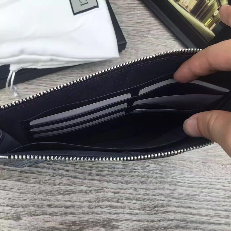 G*u*i pouch