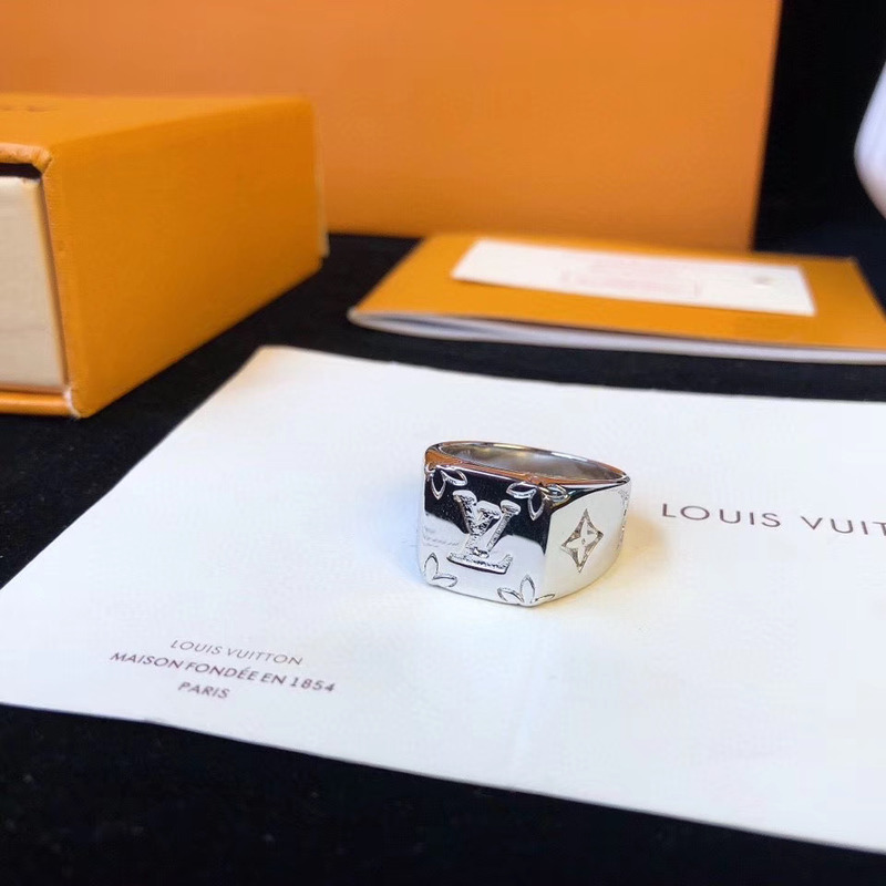 l**is V*t*n ring