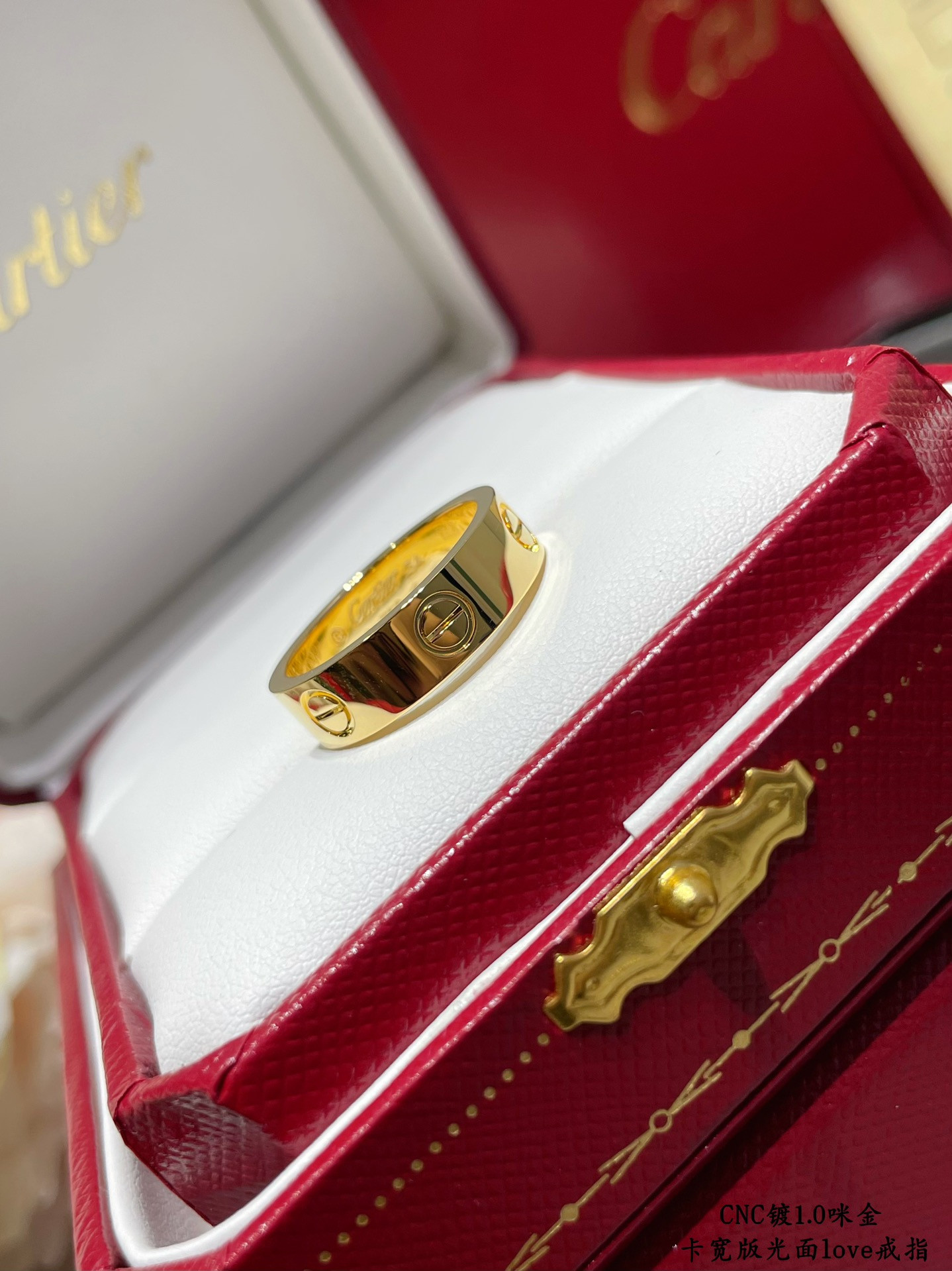 Ca*t1er Wide version smooth LOVE Ring