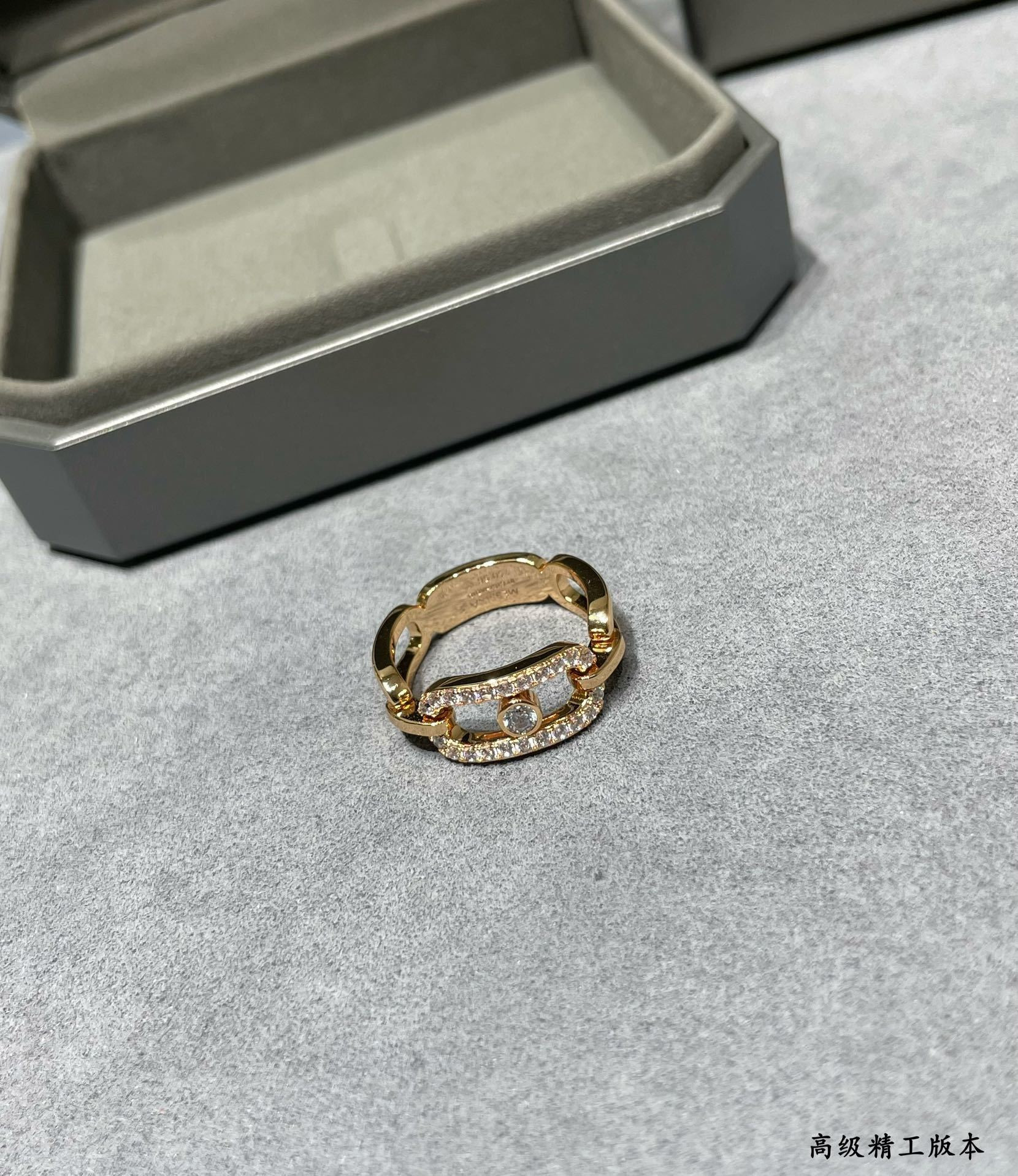 Mes1kaa move d1am0nd ring