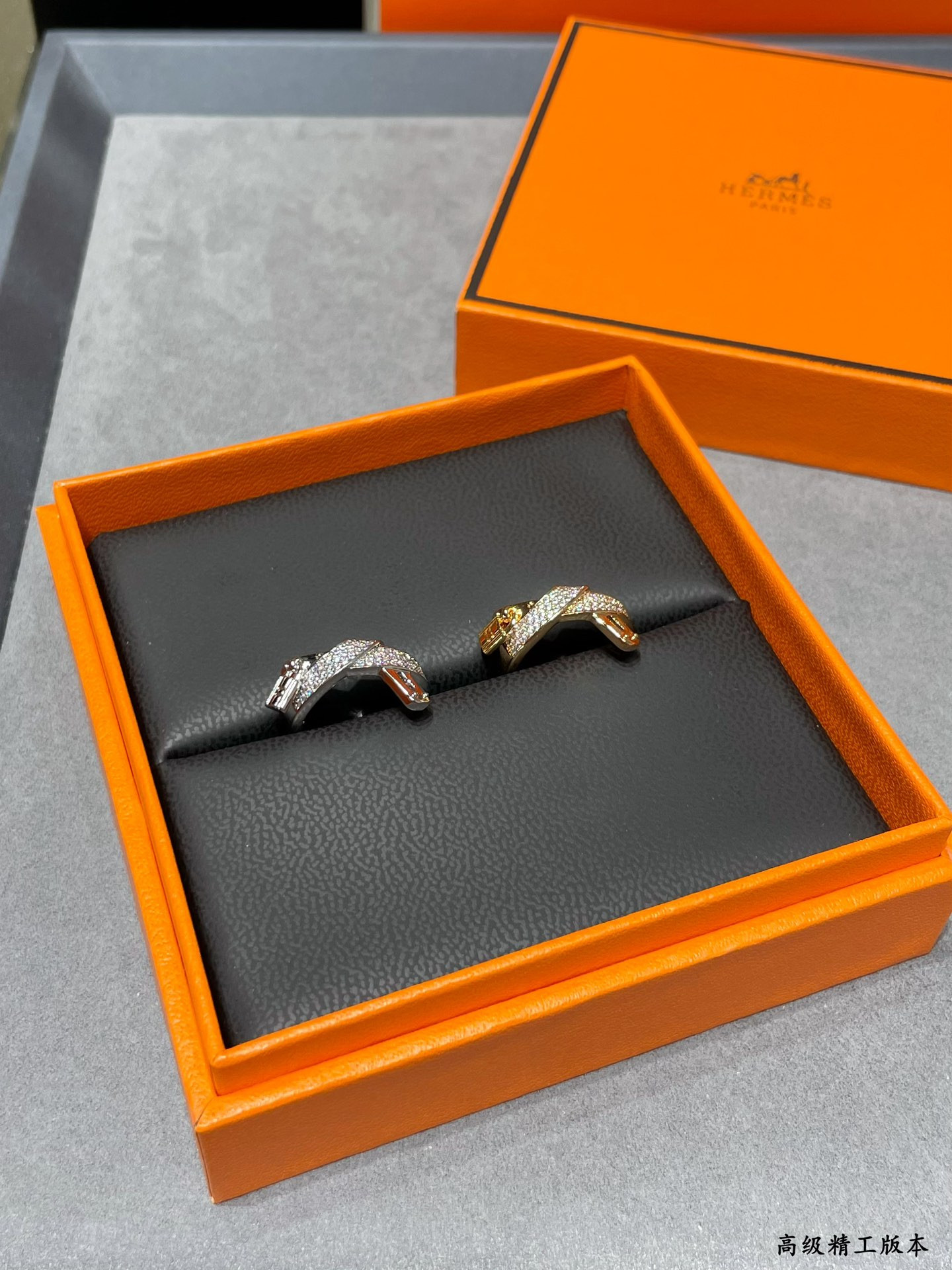 H**me5 H Clasp Ring