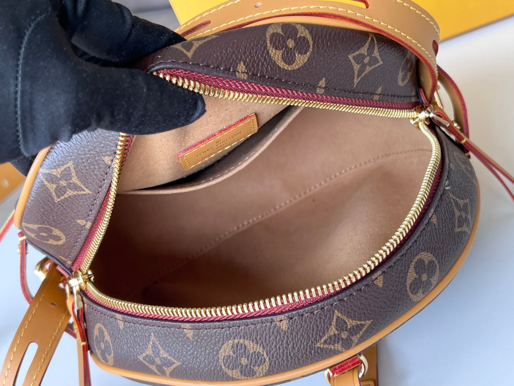 LV BOITE CHAPEAU SOUPLE M52294