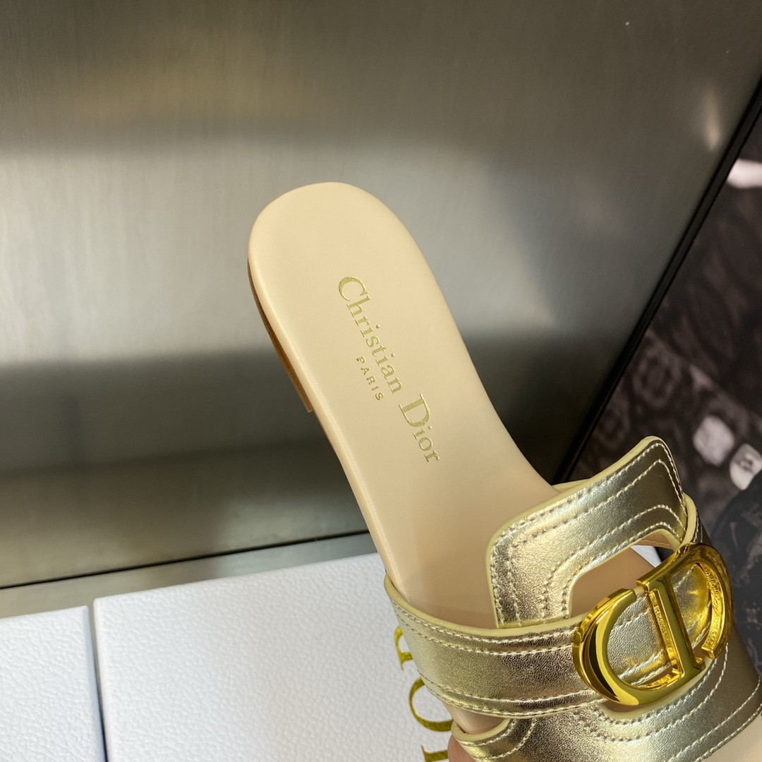 UA D10r 30 Montaigne Slide