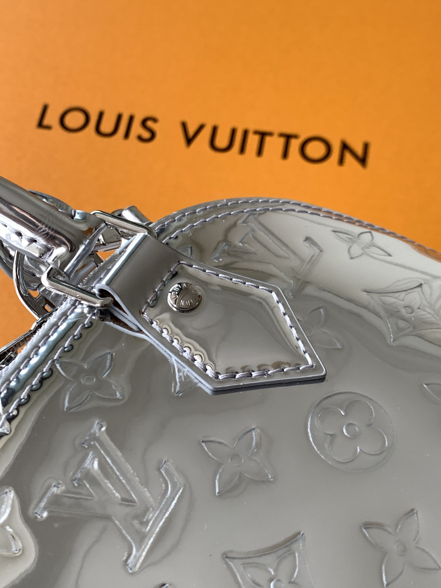 LV Alma BB M26335 23.5x17.5x11.5cm